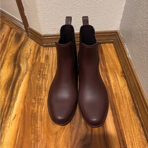Women’s Rain Boots, Size 7, burgundy